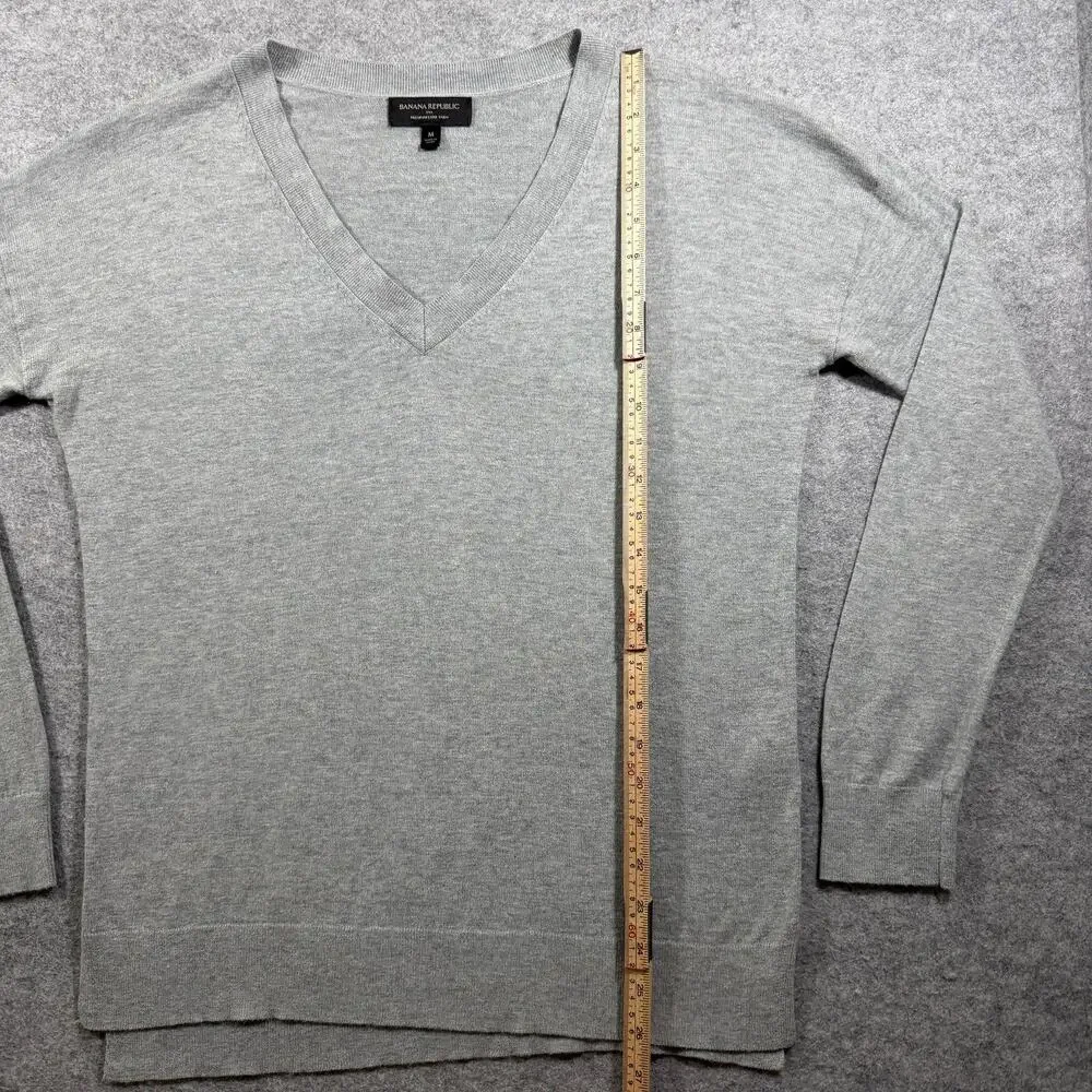 Banana Republic Premium Luxe Yarn Sweater Mens M Gray V-Neck Soft Cashmere Blend